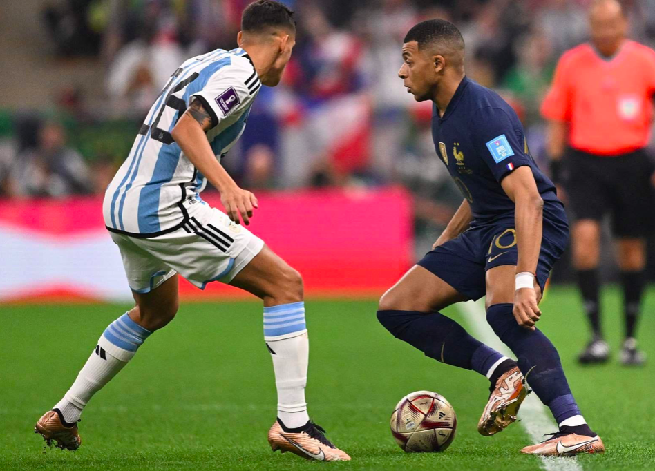 姆巴佩赛点兑现，尤文图斯淘汰休斯顿火箭晋级四强，主帅激动落泪(姆巴佩和詹姆斯合照)